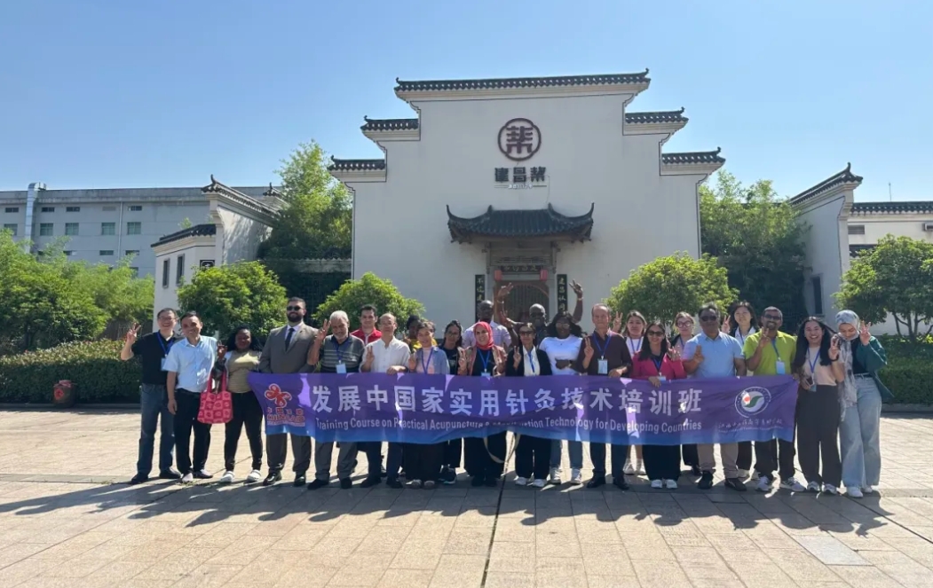 “圈粉”外國友人，江西中醫藥高等專科學校帶領外國友人走進建昌幫參觀學習