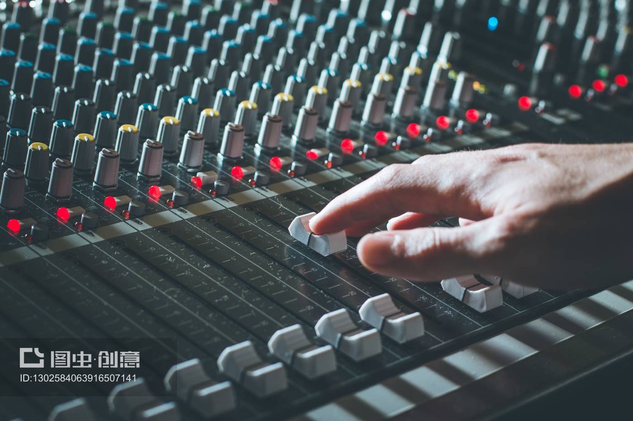 錄音室調音臺:專業音樂制作